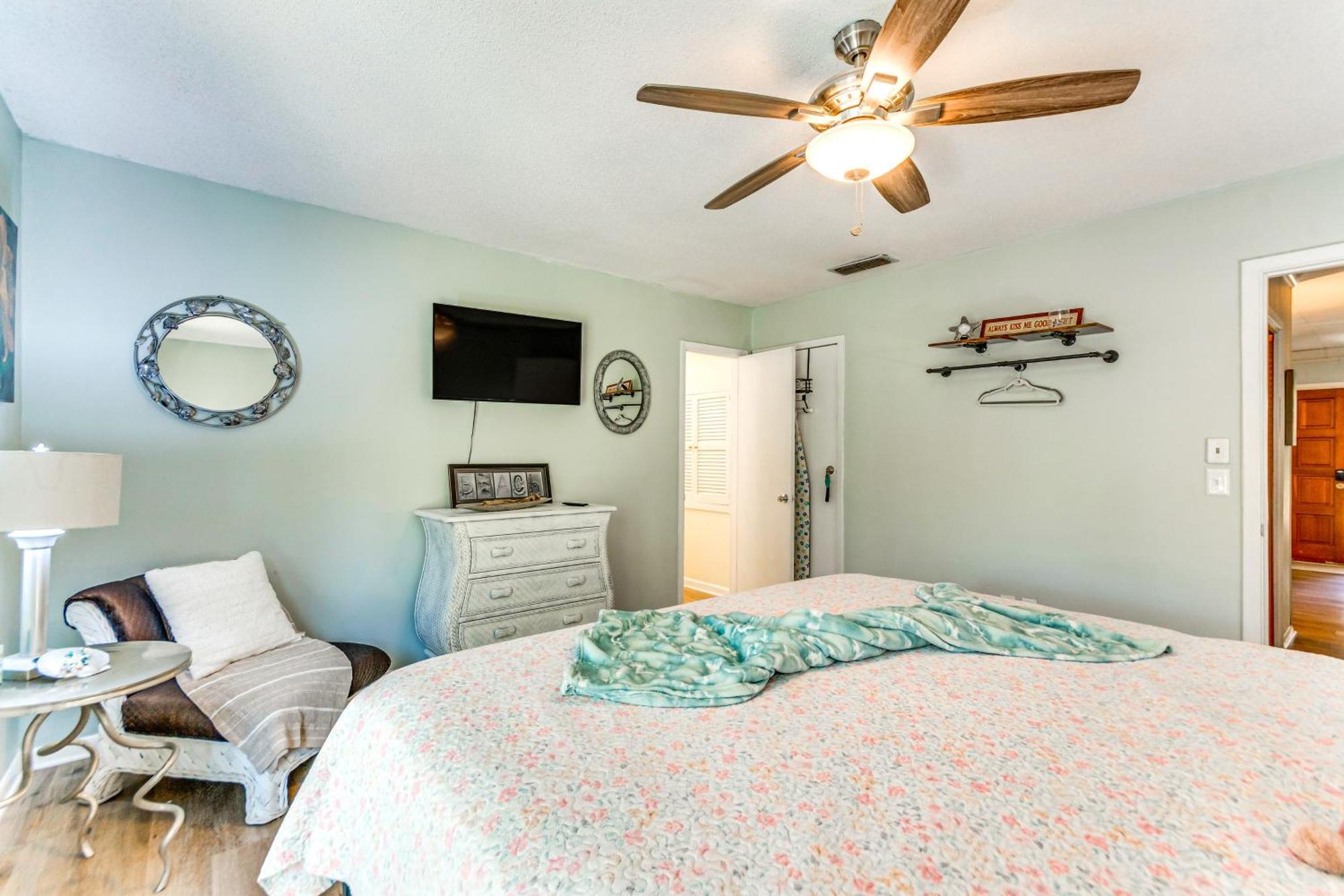 Fort Walton Coastal Retreat With Yard Walk To Beach Форт Уолтон Бич Экстерьер фото